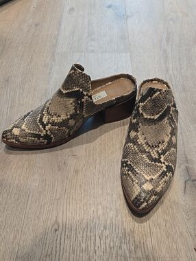 Slip-On Men’s Mule in Snake Print - Neutral Black/Beige